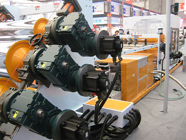 F系列平行轴减速机配伺服电机在塑料机械中的应